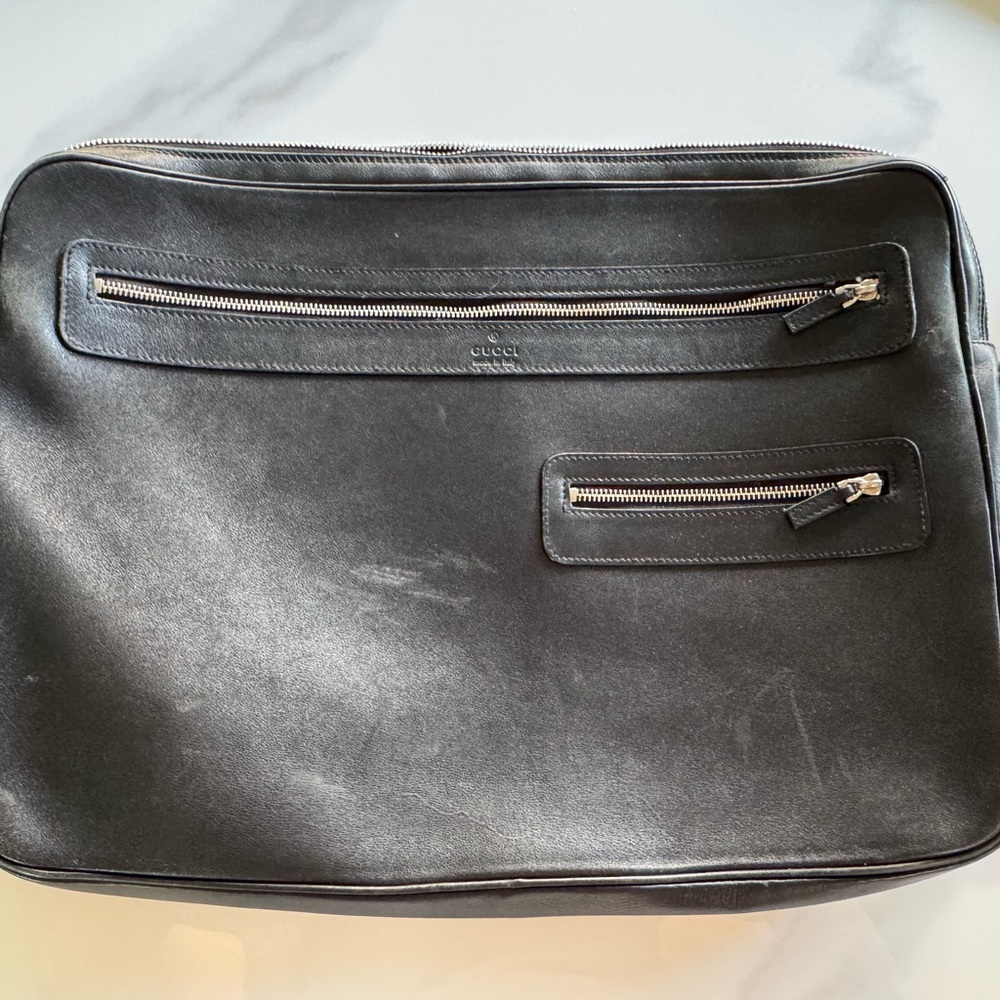Gucci Black Laptop Bag with Smooth Leather and Zipper Closures